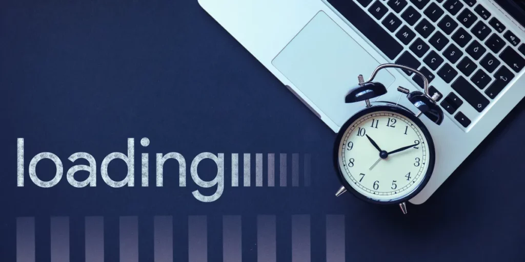 dlaczego wordpress spowalnia - laptop z zegarkiem