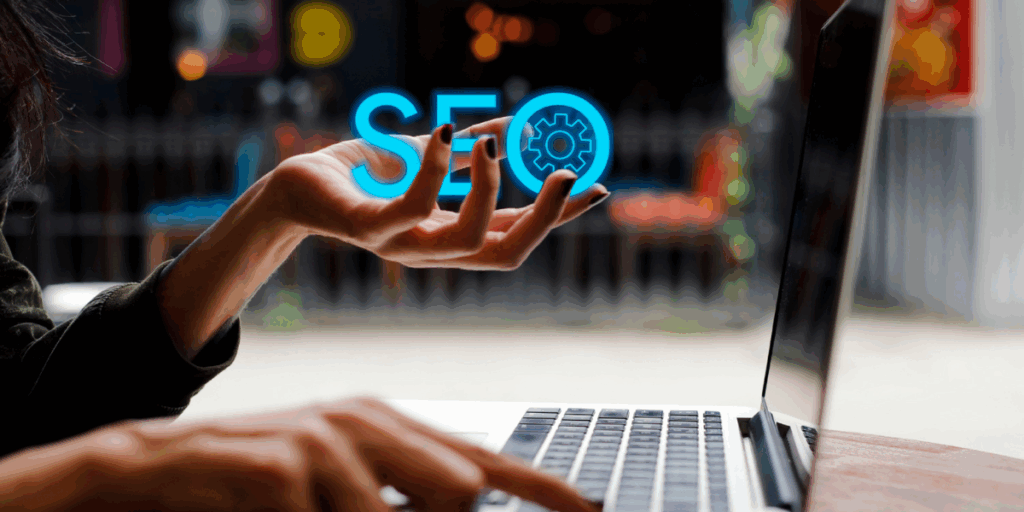 seo techniczne - kobieta przy laptopie z napisem seo