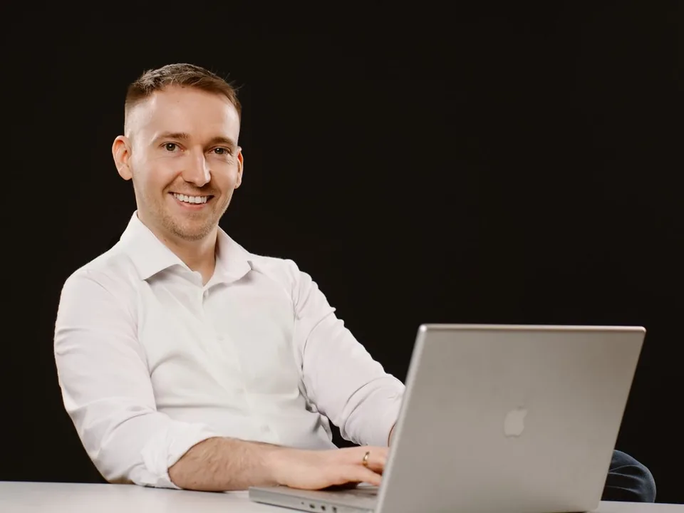 Maciej Jakubowski przy pracy z laptopem